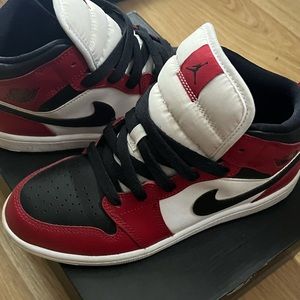 Air Jordan 1 mid Chicago black toe